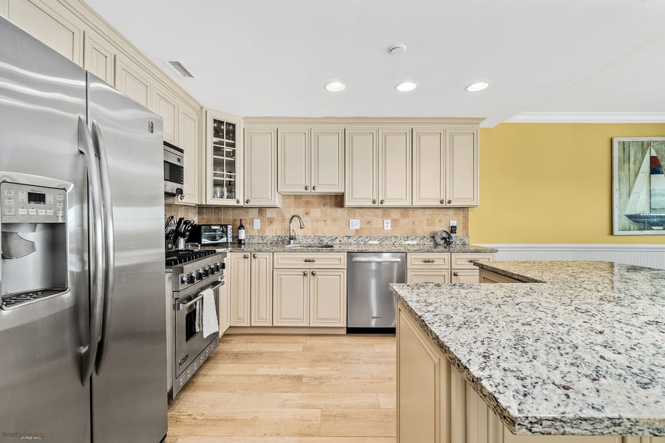 The kitchen is simply beautiful with breakfast bar seating too.