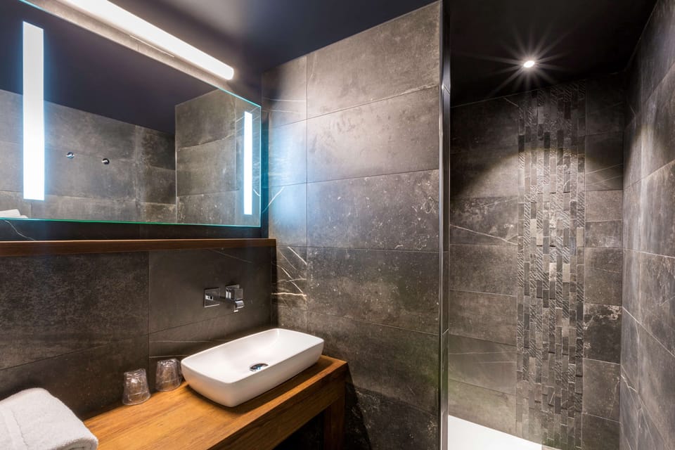 Comfort Room, 1 Queen Bed, Non Smoking (Twin bed on request) | Bathroom | Shower, hair dryer, towels, soap
