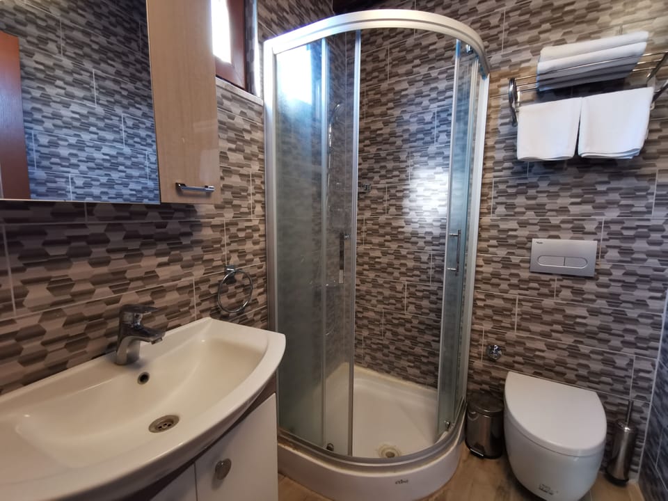 Standard Double Room | Bathroom | Shower, free toiletries, slippers