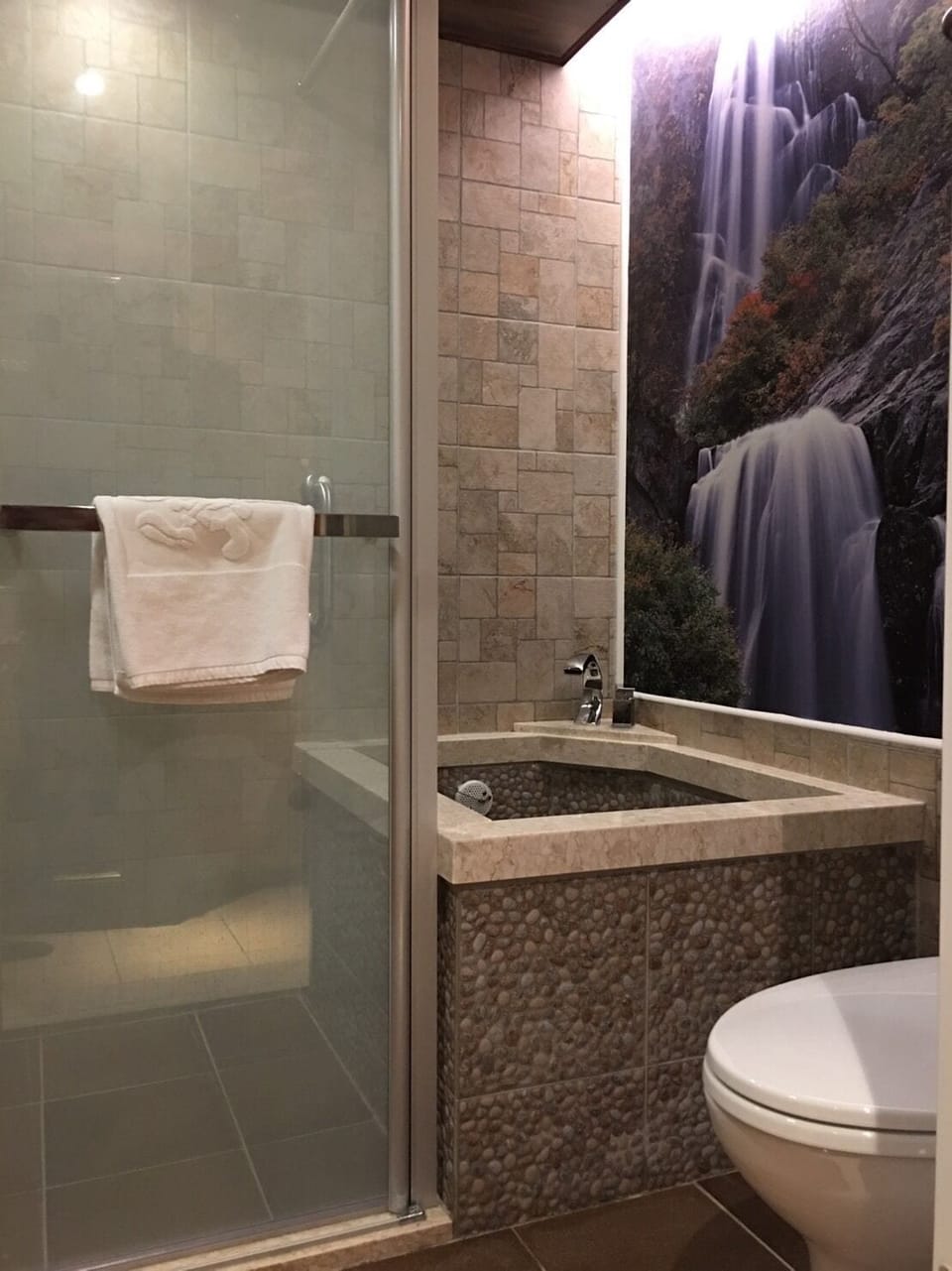 Elite Triple Room | Bathroom | Shower, free toiletries, hair dryer, slippers