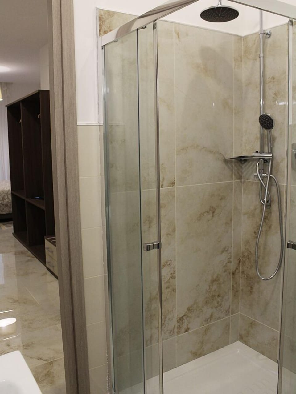 City Double Room | Bathroom | Shower, rainfall showerhead, free toiletries, hair dryer