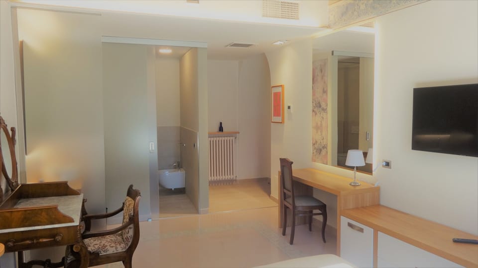 Junior Room (201) | Bathroom | Shower, free toiletries, hair dryer, bidet