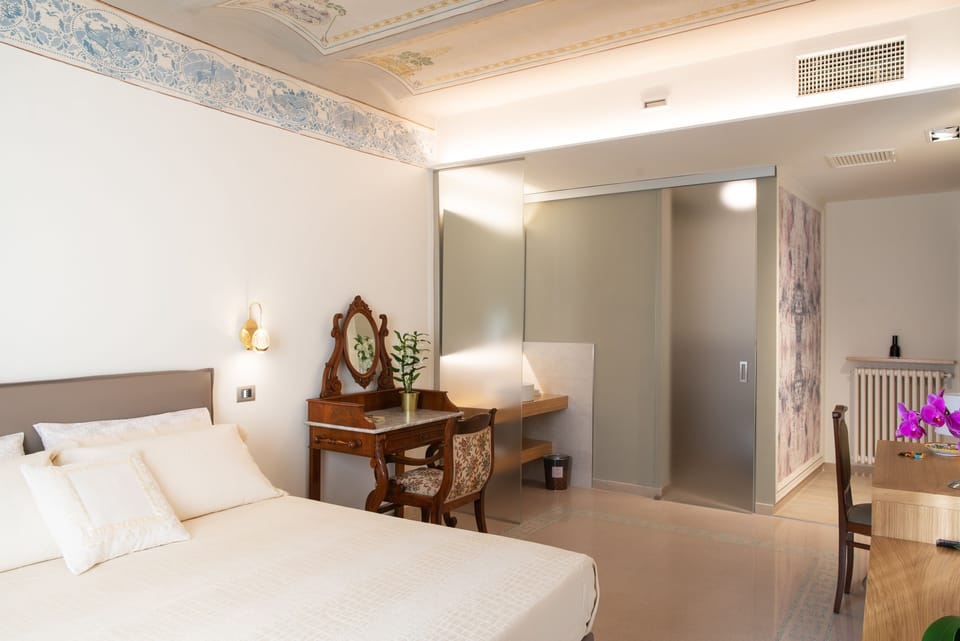 Junior Room (201) | 1 bedroom, down comforters, minibar, in-room safe