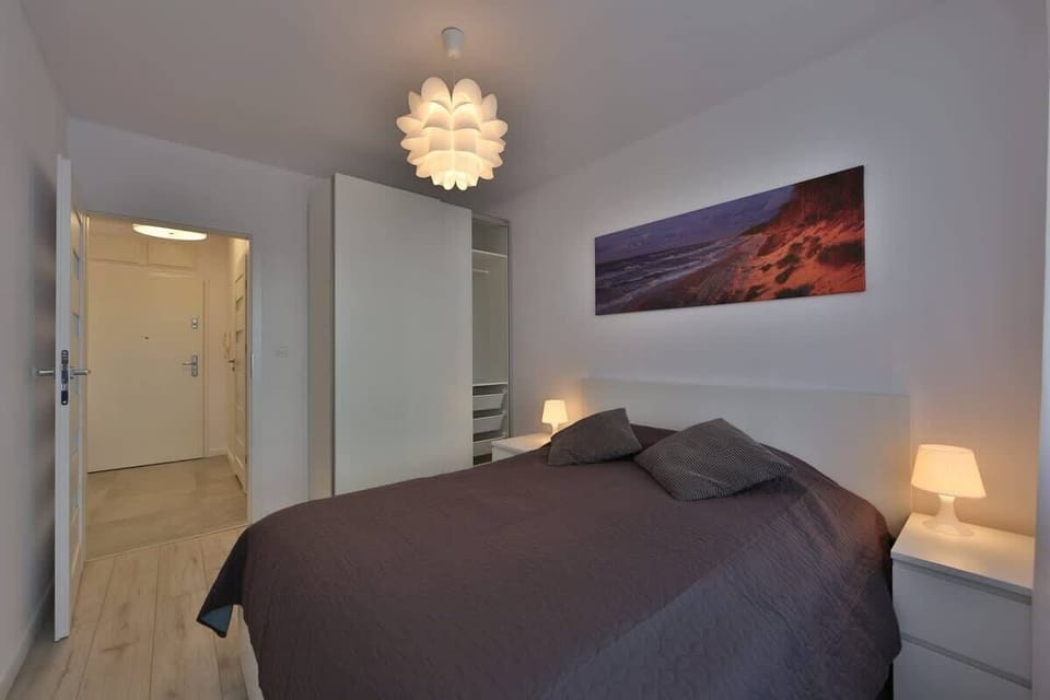 Another angle of the bedroom, highlighting the double bed and bedside lamps for a clean and cozy look.