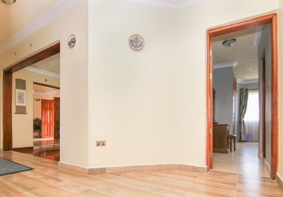 Family House, 5 Bedrooms | Living area | 42-inch flat-screen TV with premium channels, LED TV