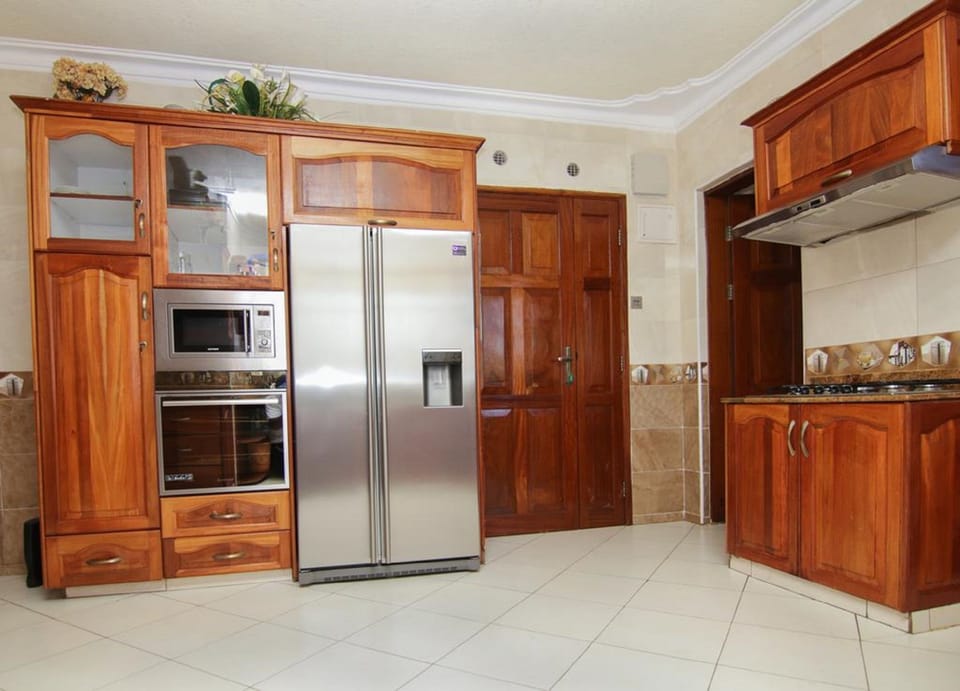 Family House, 5 Bedrooms | Private kitchen | Full-size fridge, microwave, oven, stovetop