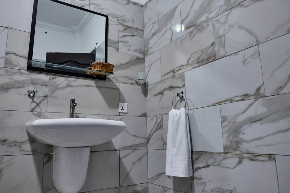 Deluxe Double Room | Bathroom | Shower, free toiletries, towels