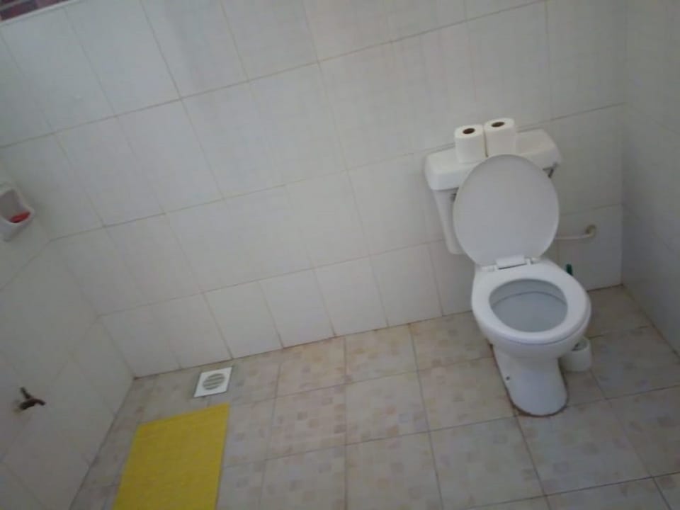 Shower, rainfall showerhead, free toiletries, slippers