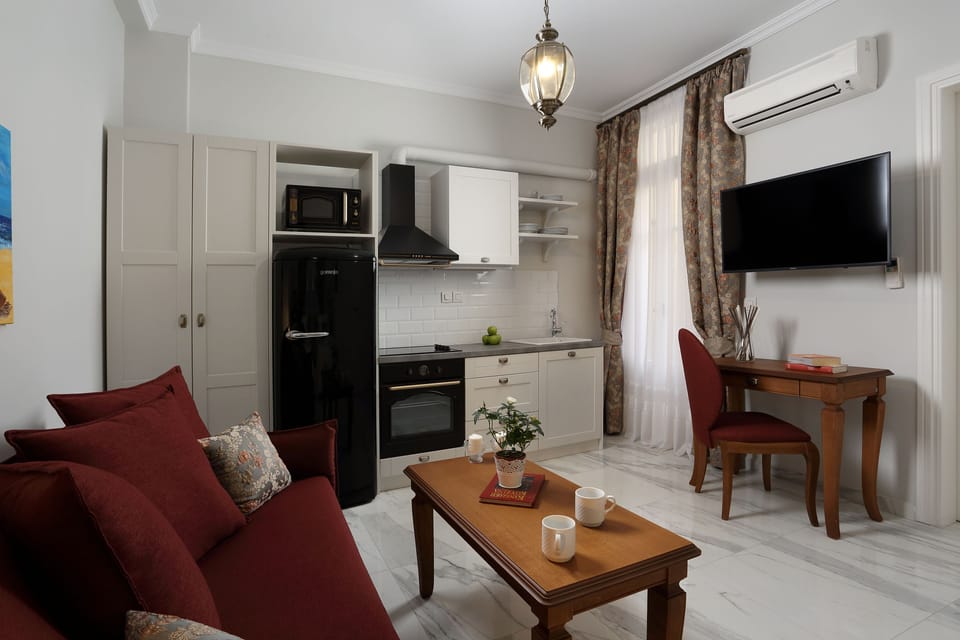 Basic Studio, 2 Twin Beds | Private kitchen | Full-size fridge, microwave, oven, stovetop