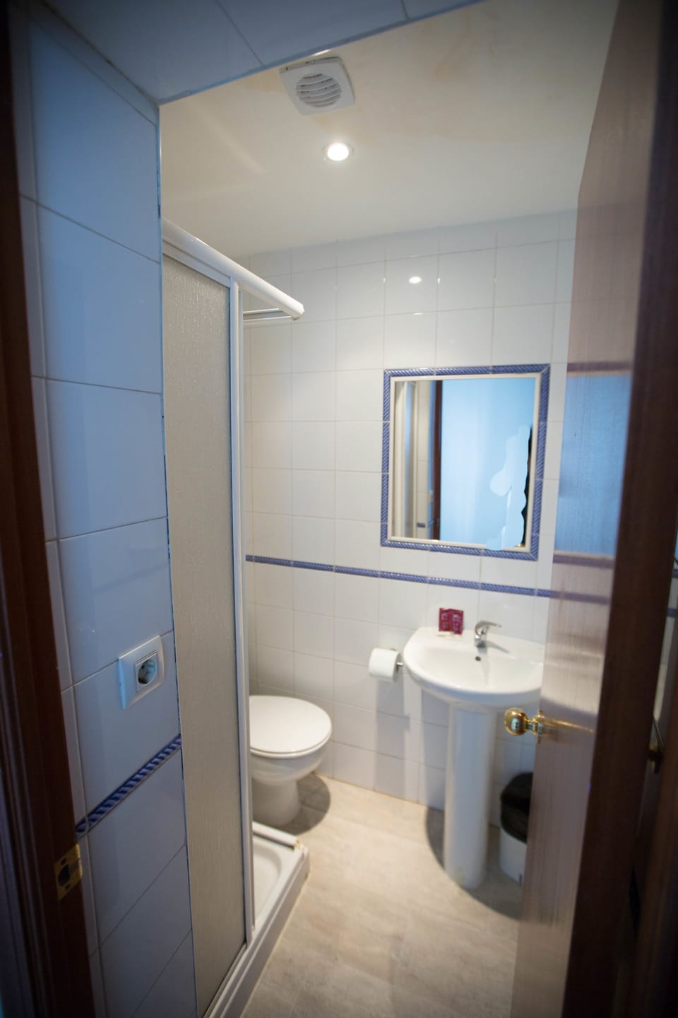 Basic Double Room | Bathroom | Shower, designer toiletries, hair dryer