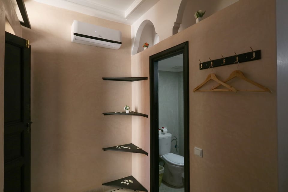 Superior Room, 1 Queen Bed | Room amenity
