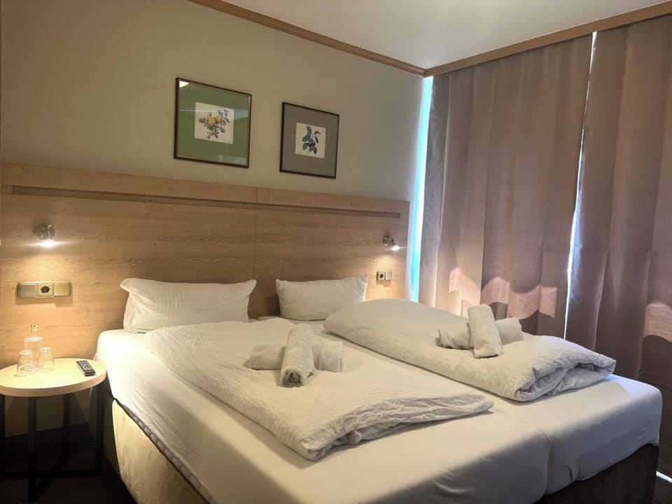 Desk, soundproofing, free WiFi, bed sheets