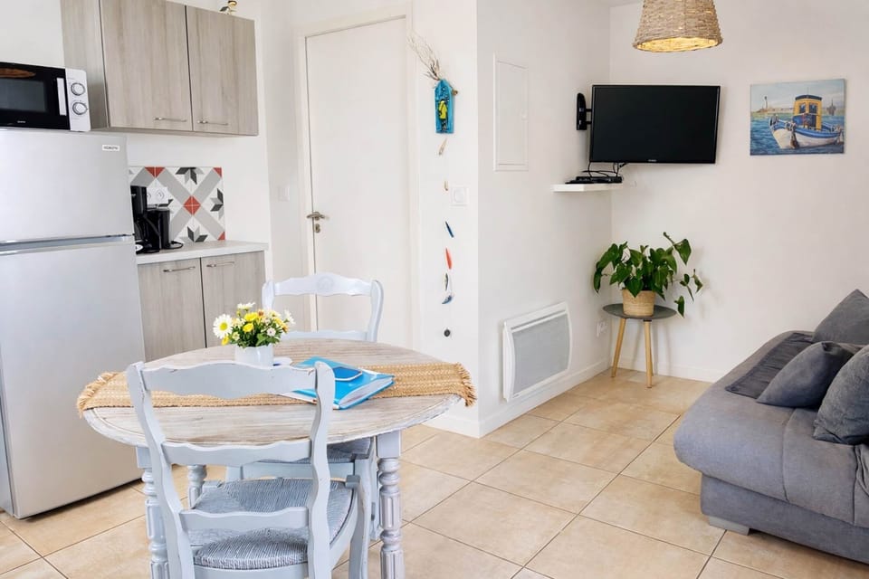 05-gite-oleron-salon-cuisine-equipee-clos-des-aigrettes