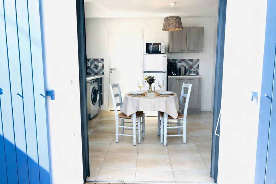 03-gite-la-cotiniere-entree-table-repas-portes-ouvertes