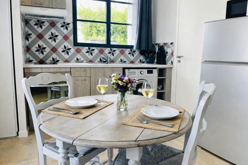 04-gite-oleron-table-repas-cuisine-equipee