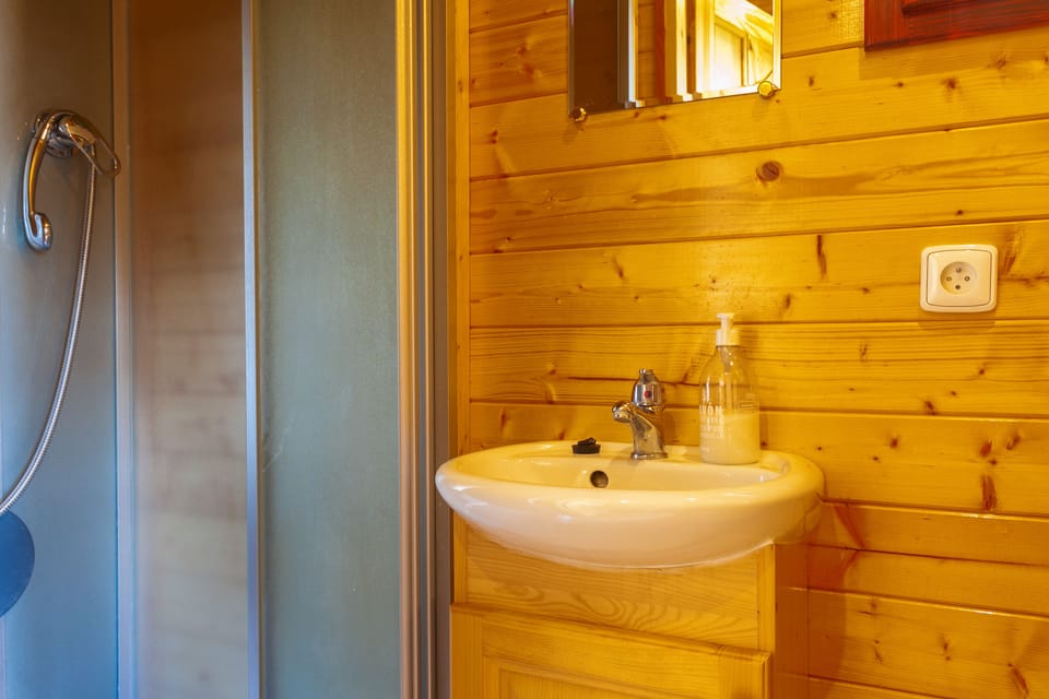 4-berth caravans | Bathroom | Shower, rainfall showerhead, toilet paper