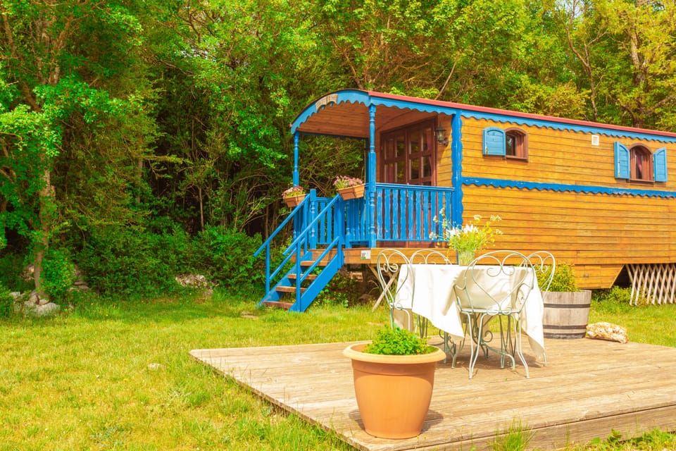 La Grange d'Emile Gites, Roulottes et Piscine Bed and Breakfast in Occitanie