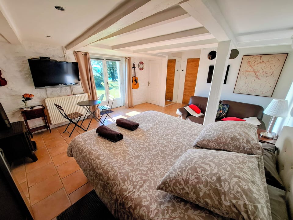 Suite, 1 Double Bed, Valley View | Laptop workspace, blackout drapes, WiFi (free), bed sheets