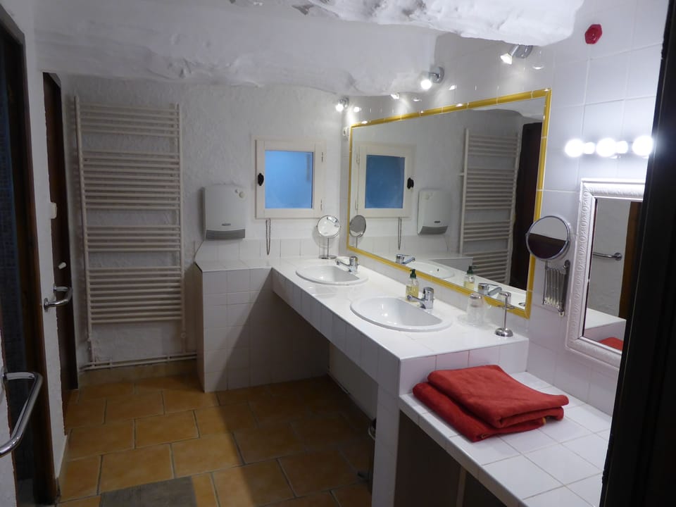 Room, 1 Double Bed, Valley View | Bathroom | Shower, free toiletries, hair dryer, towels