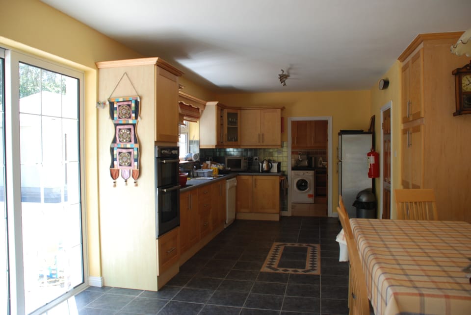 Well equipped kitchen with dining area