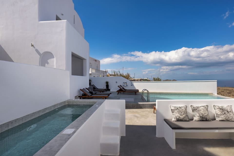 Anafi Suite , Deluxe suite 2 with sea view and hot tub | In-room safe, individually decorated, individually furnished, desk