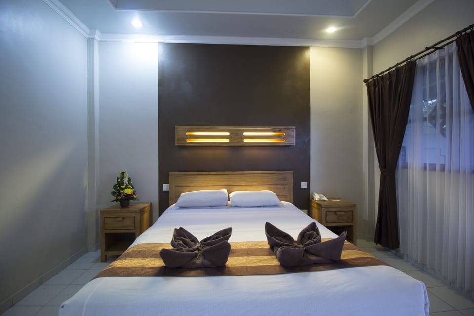 Deluxe Room | Minibar, in-room safe, desk, free WiFi