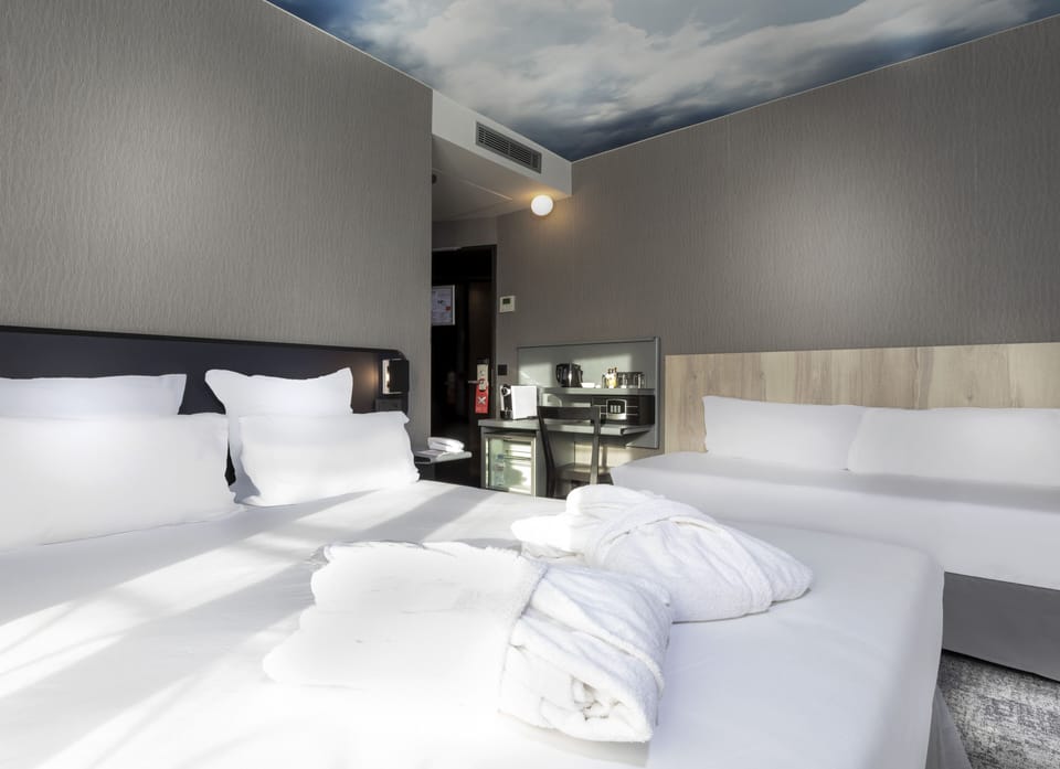 Family Room | Premium bedding, desk, soundproofing, free WiFi