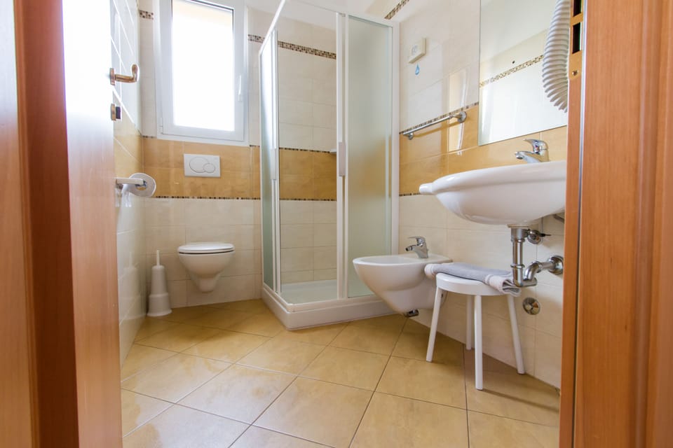Triple Room | In-room safe, desk, blackout drapes, free WiFi