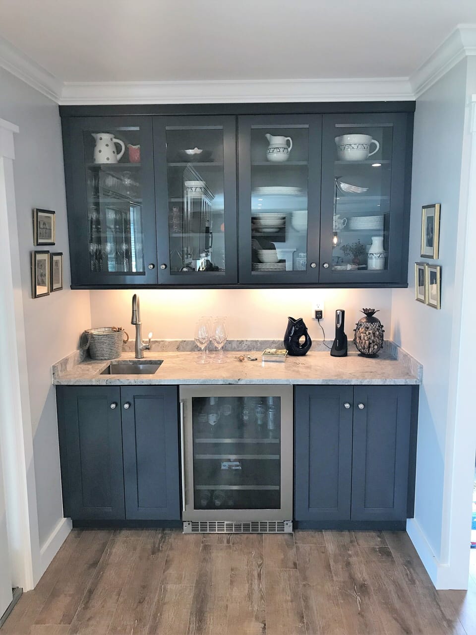 Coffee/tea, wet bar and mini fridge.