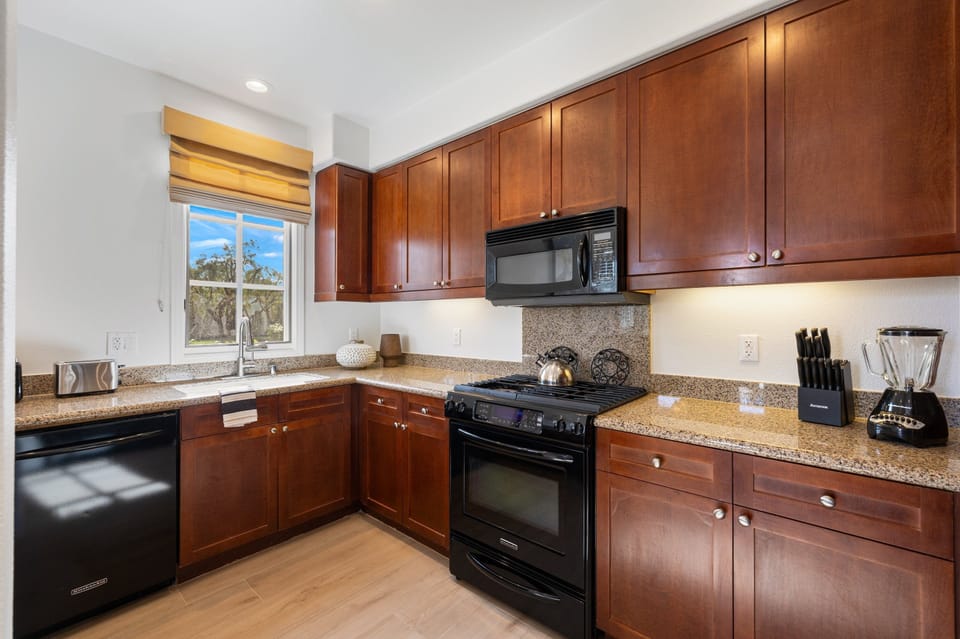 Condo, 3 Bedrooms | Private kitchen | Fridge, oven, coffee/tea maker, toaster