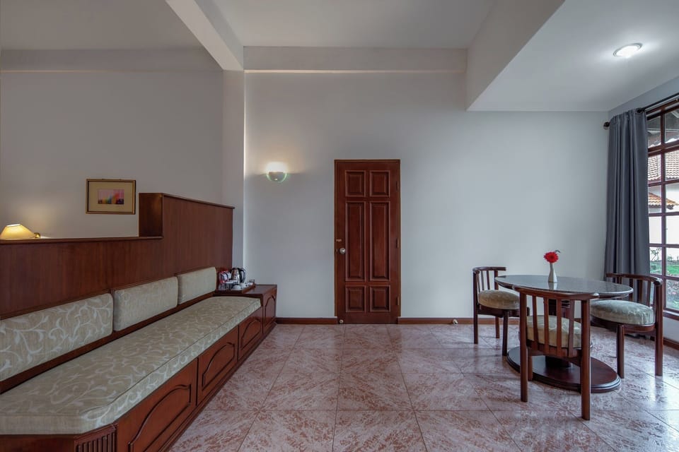 Deluxe Cottage | Living area | 32-inch TV with satellite channels, table tennis
