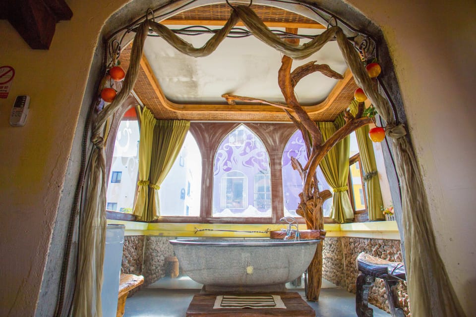 Deluxe Double Room | Bathroom | Free toiletries, hair dryer, slippers, towels