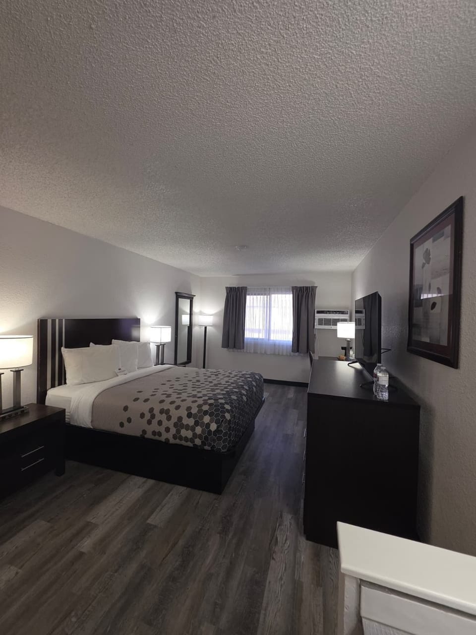 Deluxe Room, 1 Queen Bed, Non Smoking | Desk, laptop workspace, soundproofing, iron/ironing board