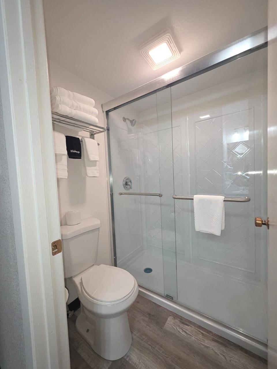 Deluxe Room, 1 Queen Bed, Non Smoking | Bathroom | Free toiletries, hair dryer, towels, soap