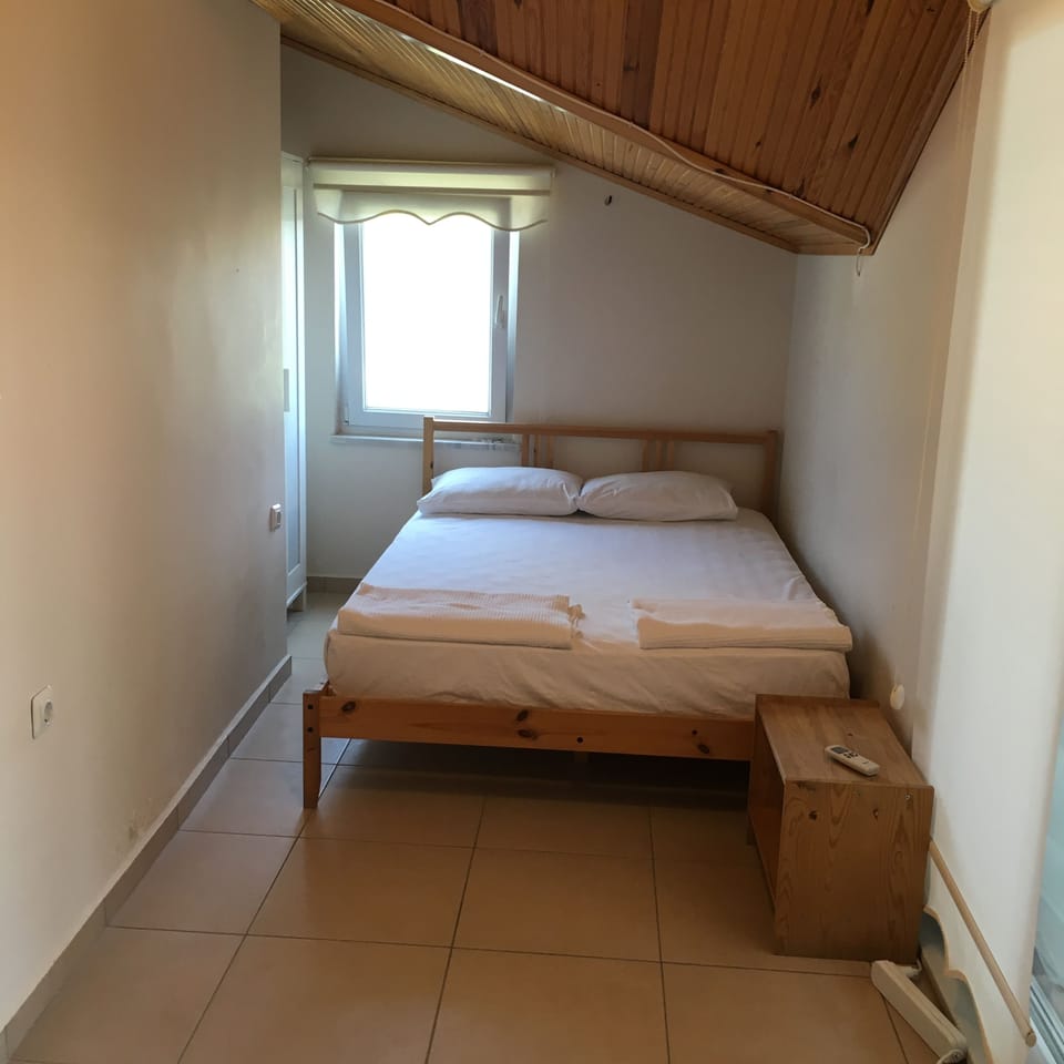 Basic Penthouse | Desk, soundproofing, iron/ironing board (on request), WiFi (free)
