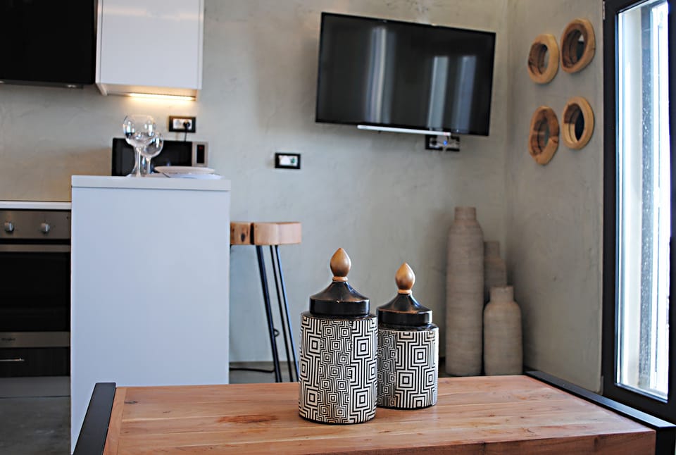 Deluxe Suite, Sea View | Living area | 43-inch Smart TV with satellite channels, TV, Netflix