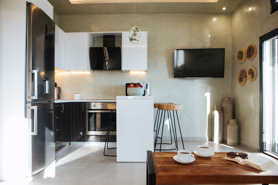 Deluxe Suite, Sea View | Private kitchen | Mini-fridge, espresso maker, coffee/tea maker, electric kettle