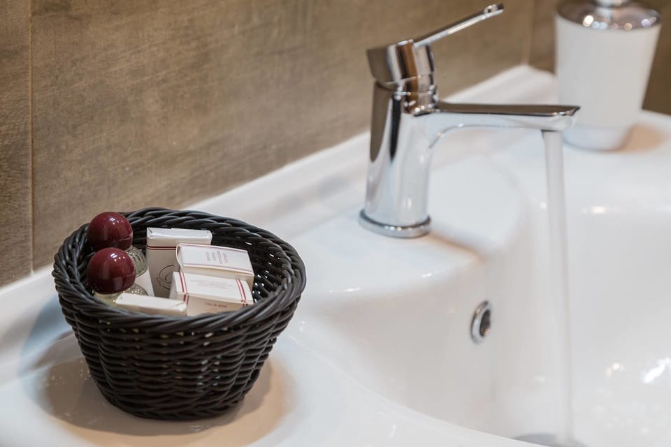 Comfort Double Room | Bathroom amenities | Shower, free toiletries, hair dryer, bidet