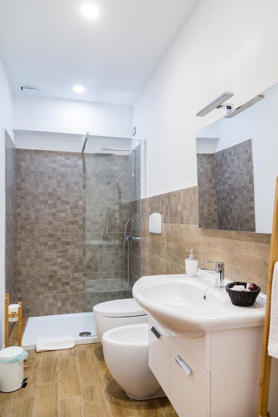 Shower, free toiletries, hair dryer, bidet