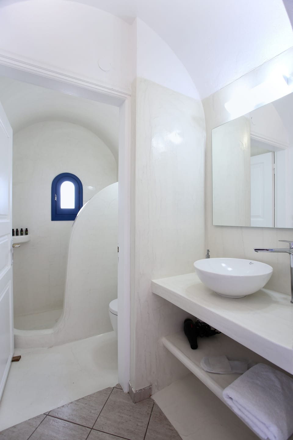 Panoramic Apartment | Bathroom | Shower, free toiletries, hair dryer, slippers