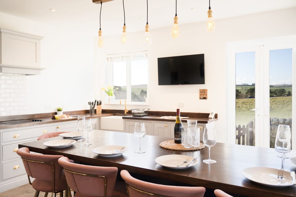 Luxury Cottage, Ensuite, Courtyard View (Bungalow ) | Shared kitchen | Highchair