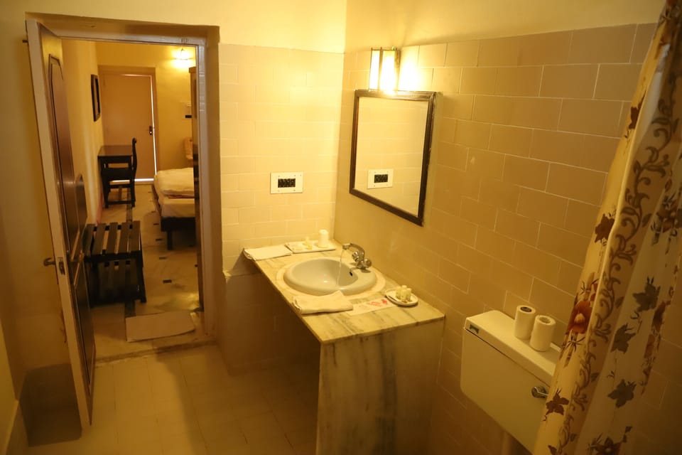 Economy Room, 1 King Bed, City View | Premium bedding, soundproofing, iron/ironing board, cribs/infant beds