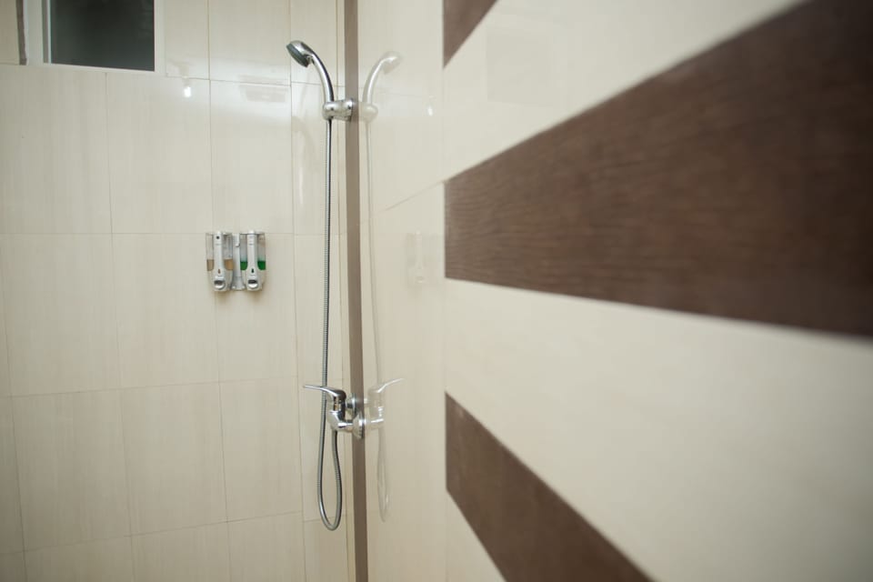 Deluxe Single Room | Bathroom shower