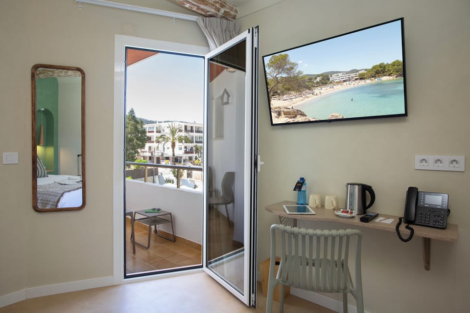 Double or Twin Room, Terrace | Minibar, desk, WiFi (free), individually decorated