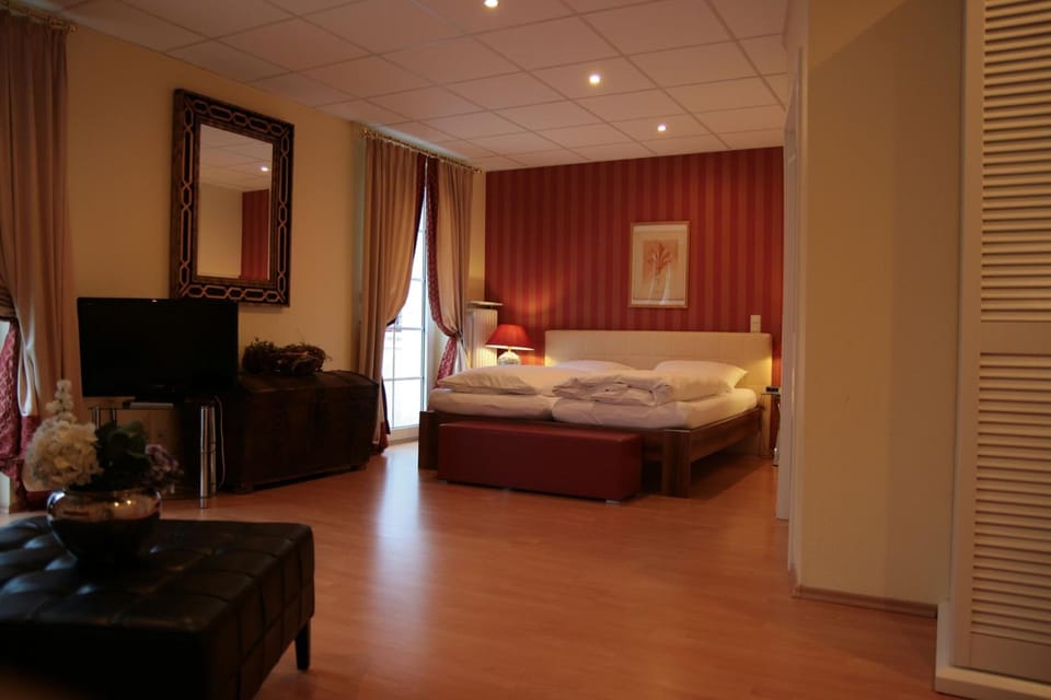 In-room safe, desk, cribs/infant beds, rollaway beds