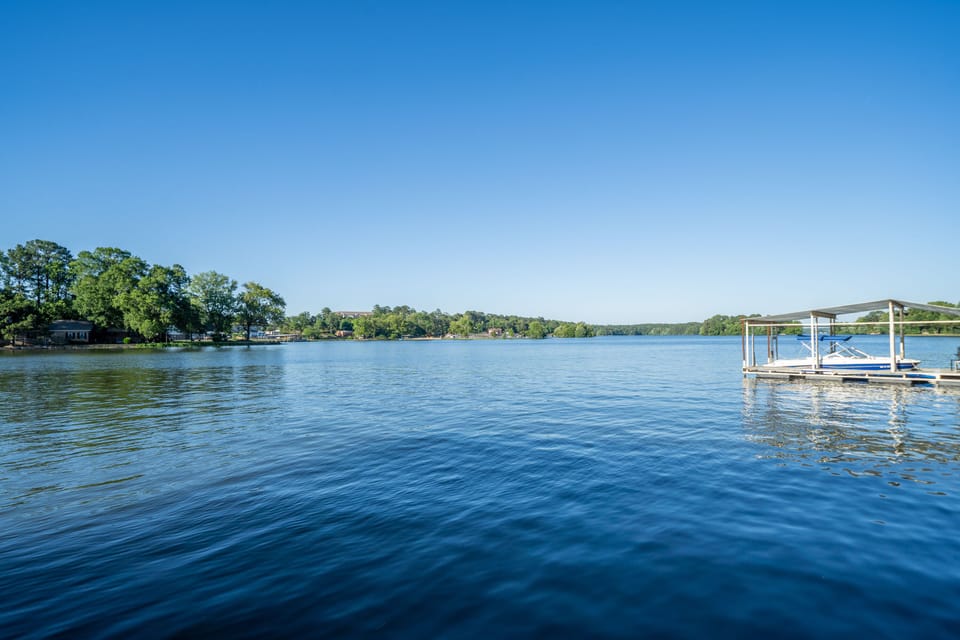 The house in in a quiet cove on Lake Hamilton
