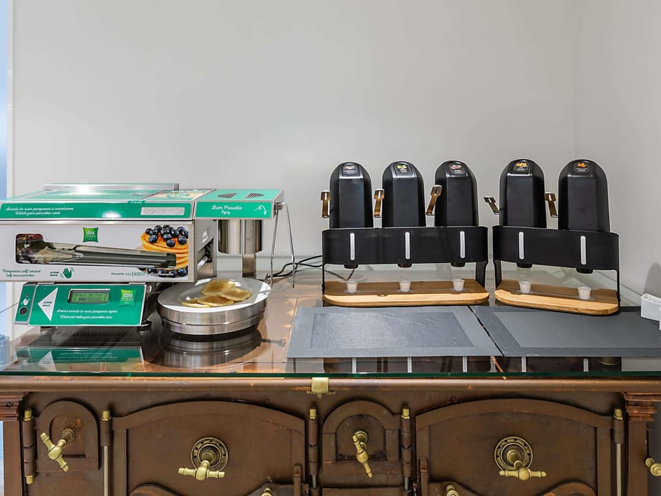 Daily buffet breakfast (EUR 9.0 per person)