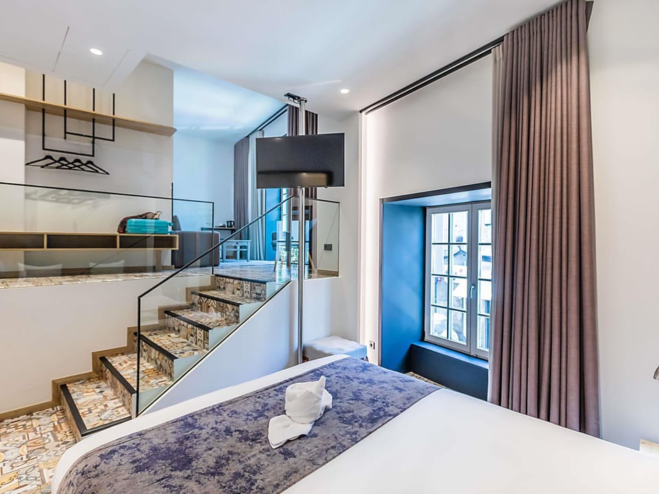 Desk, soundproofing, free cribs/infant beds, free WiFi