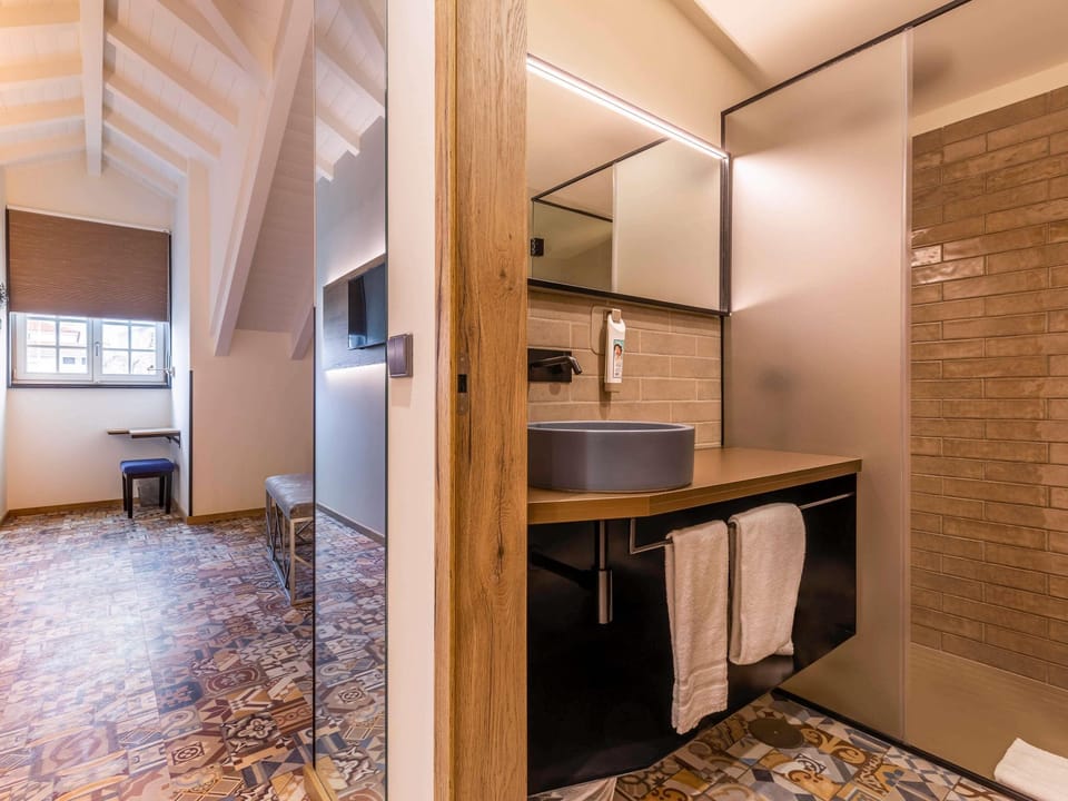 Desk, soundproofing, free cribs/infant beds, free WiFi