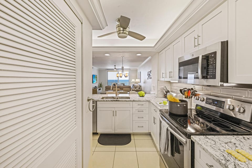 Condo, 1 King Bed with Sofa bed (Beachfront condo with huge views/pool) | Private kitchen | Fridge, microwave, oven, stovetop